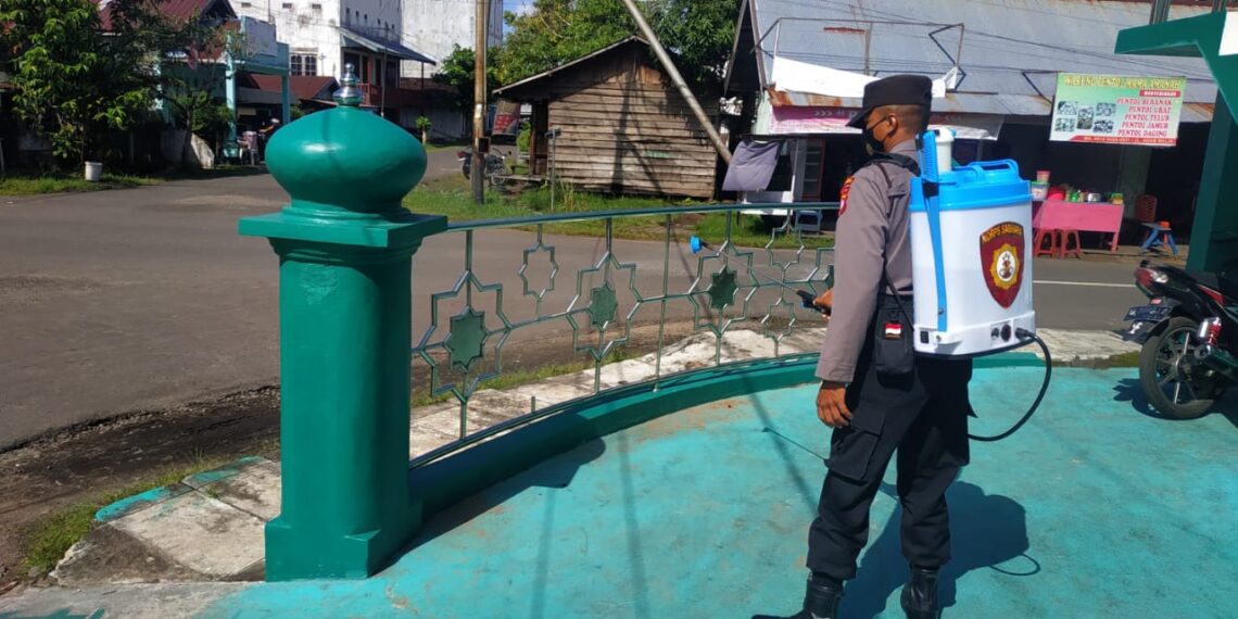 Personil Polres Seruyan melakukan penyemprotan disinfektan di tempat ibadah yang berada di Kota Kuala Pembuang, Minggu (4/7/2021). Foto : Tbn