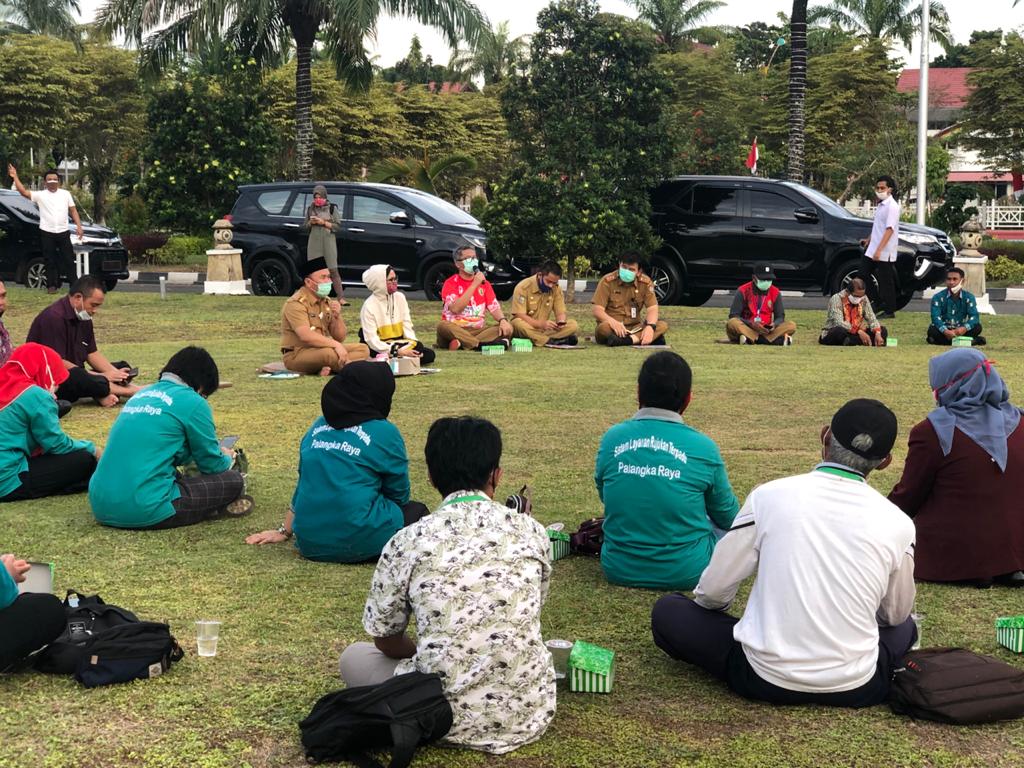 Gubernur Kalteng Sugianto Sabran, mendengarkan dan menyerap serta masukan dari relawan sosial SLTR Kota Palangka Raya dan sejumlah RT, dalam sigap membantu warga yang membutuhkan, di halaman Istana Isen Mulang, Selasa (4/8/2020). Foto tim PKP