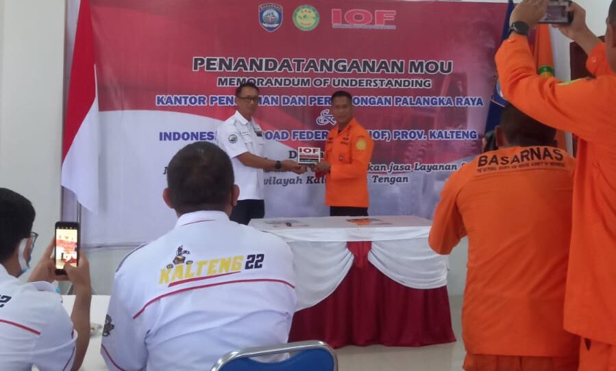 Pengurus Daerah (Pengda) Indonesian Offroad Federration (IOF) Kaliamantan Tengah menjalin kerja sama dengan Kantor Badan Nasional Pencarian dan Pertolongan (Basarnas) Palangka Raya.
Penandatanganan naskah kerja sama dilakukan di Kantor Basarnas Palangka Raya di Jalan Adonis Samad Kamis (4/8/2022).