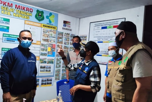 ket foto :

Plt. Camat Selat Yaya Setiabudi selalu aktif melakukan giat sosialisasi PPKM bersama unsur terkait setiap malam di wilayah Kecamatan Selat. Foto : Lg