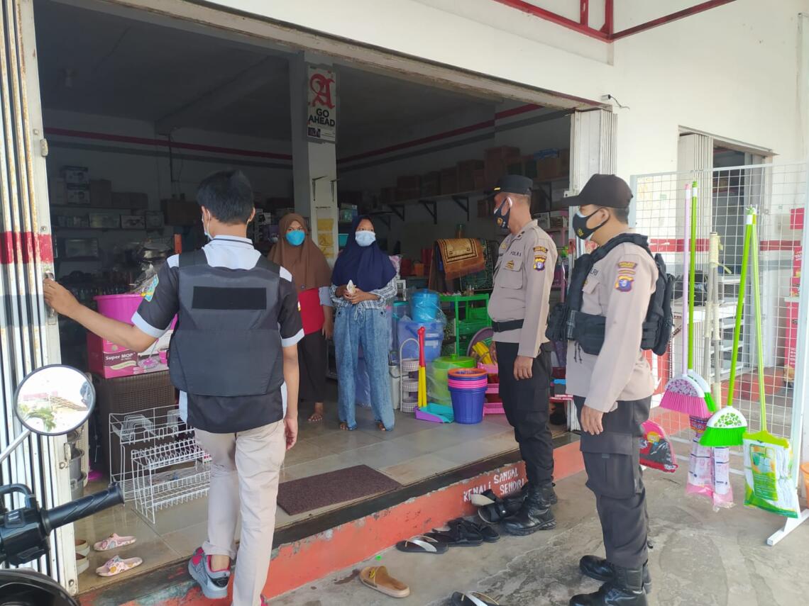Personel Polres Seruyan kepada masyarakat dalam rangka menciptakan situasi kamtibmas yang kondusif serta melakukan sosialisasi protokol kesehatan kepada masyarakat, Rabu (4/8/2021). Foto : Tbn