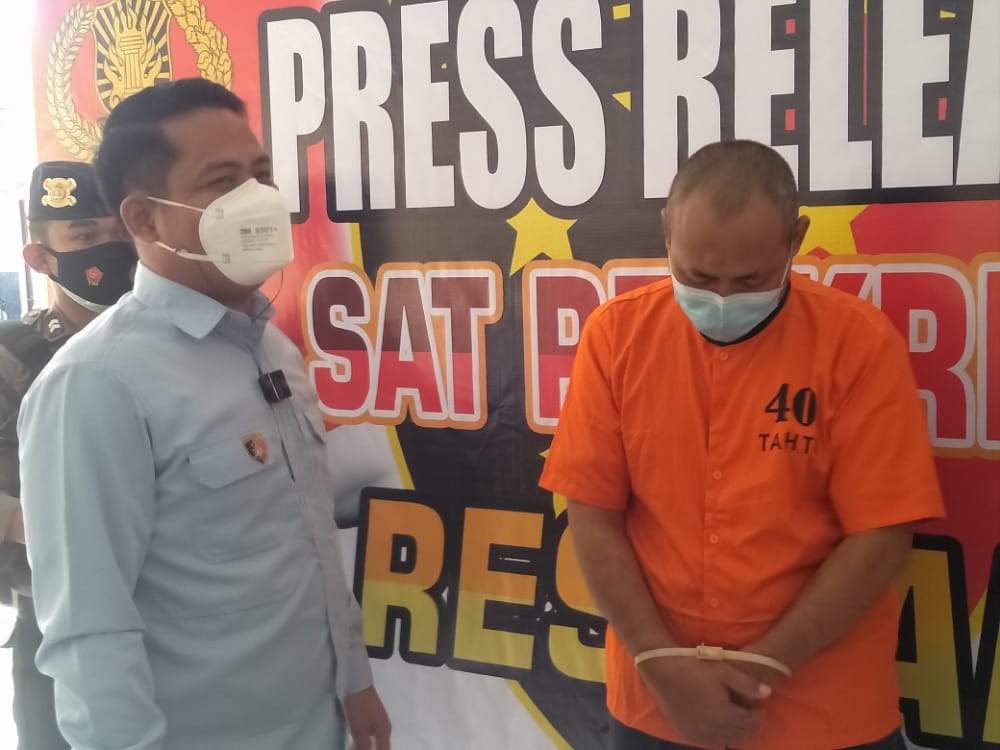 Pelaku pencabulan terhadap anak dibawah umur saat press rilis di Mapolres Kapuas, Rabu (4/8/2021). Foto : Lg