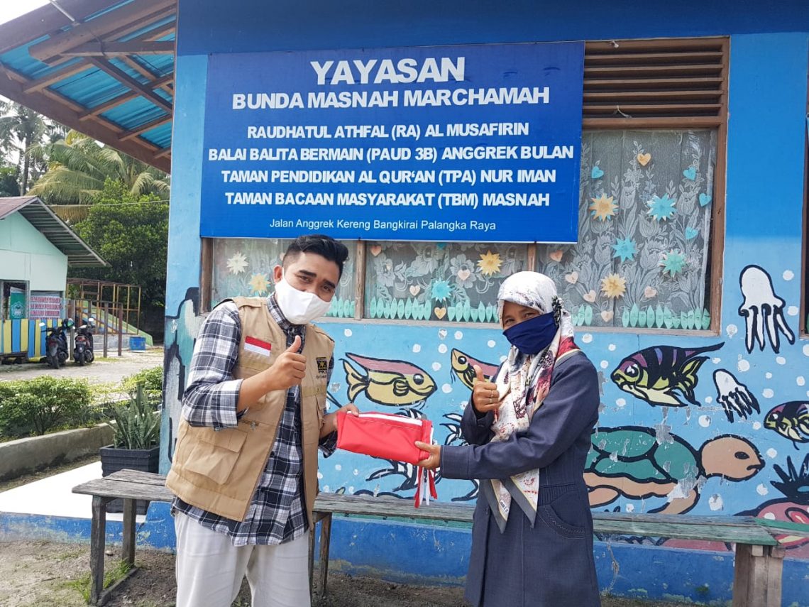 Kader DPW PKS Kalteng menyerahkan bantuan bendera merah putih di sejumlah sekolah di Kota Palangka Raya, Selasa (4/8/2020). Foto : shah