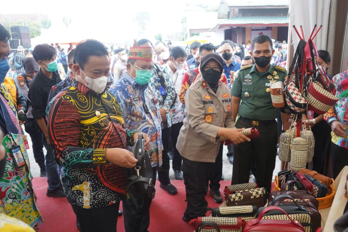 Wagub Kalteng H. Edy Pratowo saat meninjau Festival UMKM di halaman KONI Kalteng. Foto : Ist