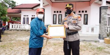 Bupati Seruyan Serahkan Penghargaan ke Polres Seruyan