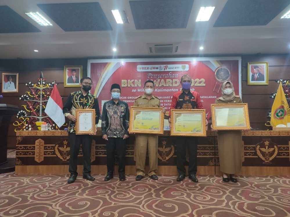 Foto bersama saat menerima penghargaan, dari kiri ke Kanan (Kabid Pensiun Kanreg BKN VIII Andi Hikmal, Kepala Kantor Regional VIII BKN Banjarmasin A. Darmuji, Sahli Gubernur Bidang KSDM Suhaemi, Sekda Kab. Katingan Pransang dan Pj. Bupati Barsel Lisda Arriyana