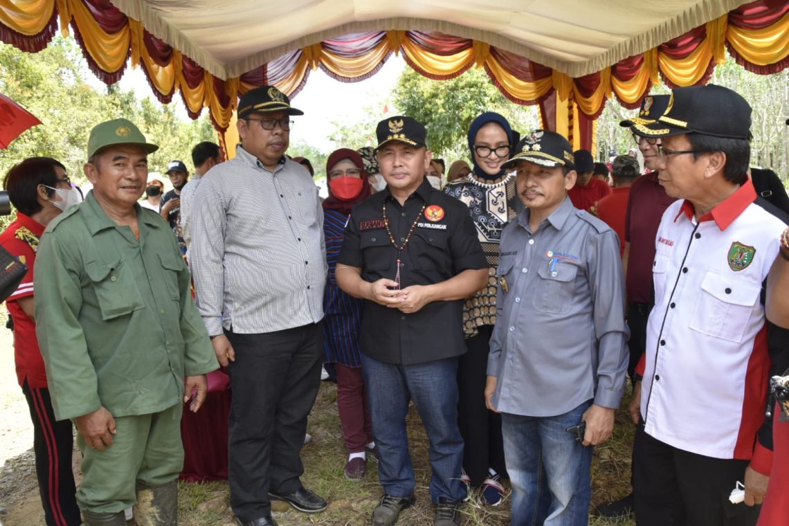 Gubernur Kalteng mengunjungi salah satu titik calon lokasi pembangunan Universitas Barito Raya yang berada di Kecamatan Dusun Tengah Kabupaten Barito Timur