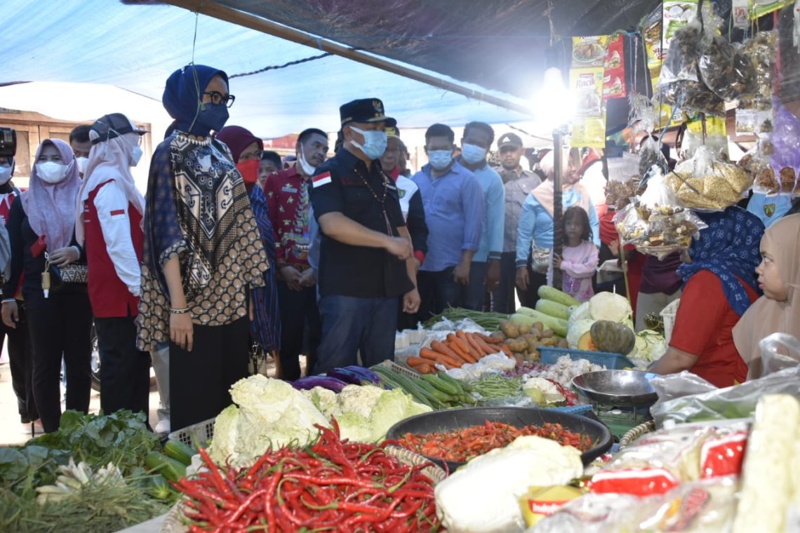Gubernur H. Sugianto Sabran mengunjungi pasar tradisional Ampah Kabupaten Barito Timur