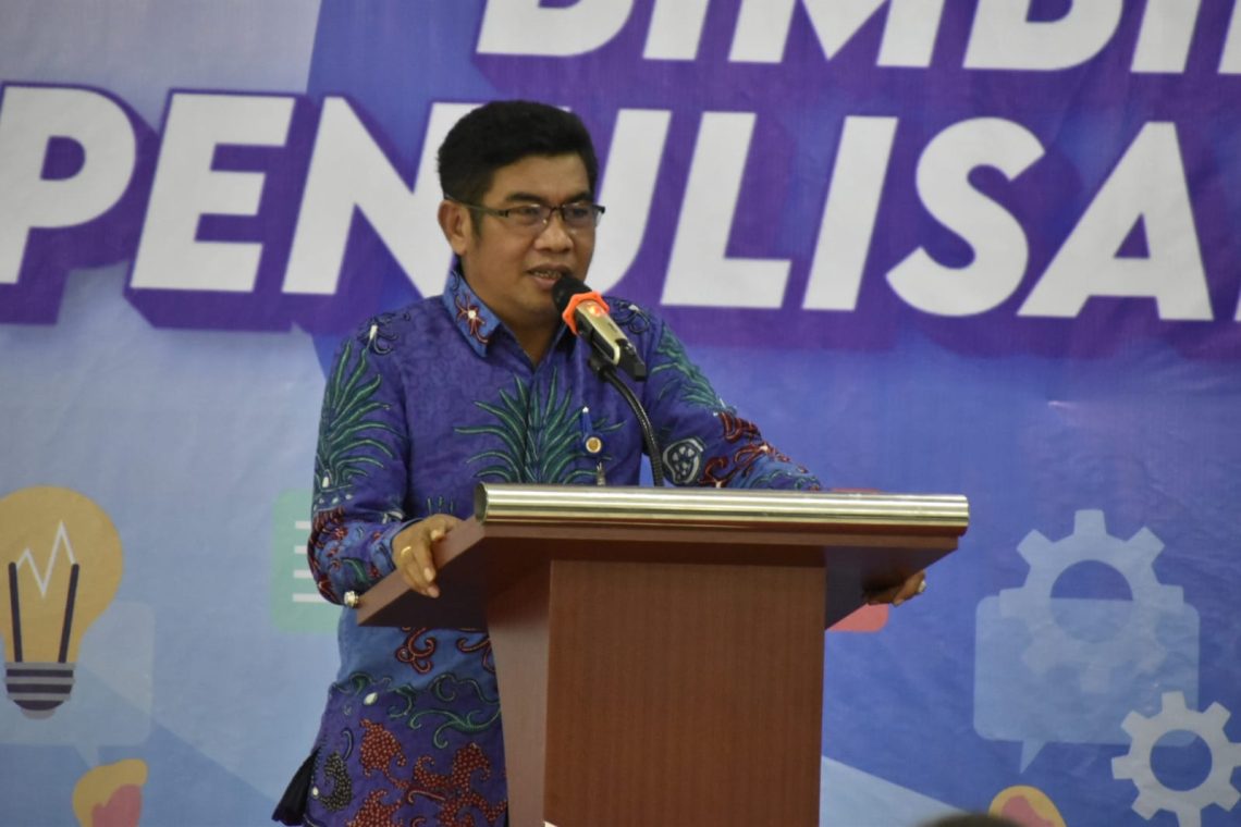 Kepala Diskominfosantik Prov. Kalteng Agus Siswadi saat membaca sambutan