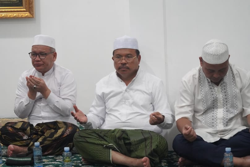 Sekda Nuryakin salat hajat berjamah dalam rangka pelepasan kafilah MTQ VI Korpri Prov. Kalteng