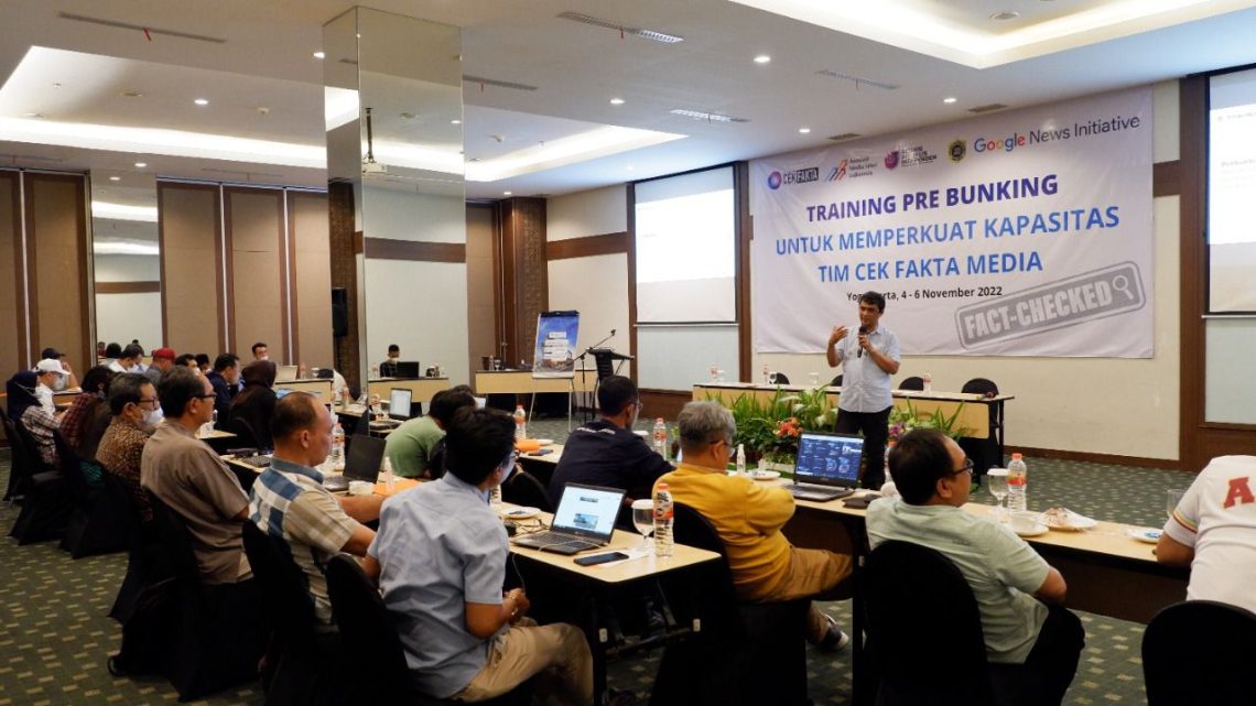 Asosiasi Media Siber Indonesia (AMSI) kini mengembangkan jurnalisme pre-bunking yang akan mengantisipasi berita-berita hoaks sebelum menyebar ke masyarakat. Tampak kegiatan yang dilaksanakan di Yogyakarta, Jumat (4/11/2022). Foto : Ist