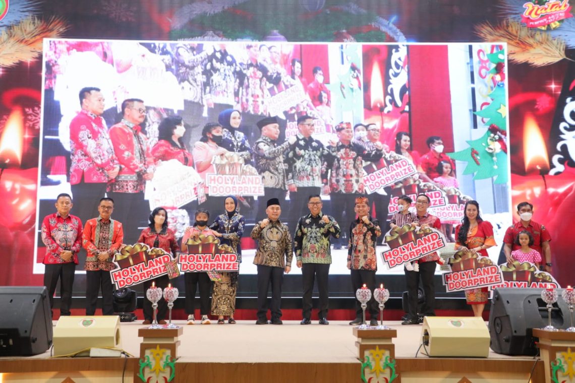 Gubernur Kalteng Sugianto Sabran saat berfoto bersama dengan para pemenang doorprize perjalanan rohani ke Yerusalem