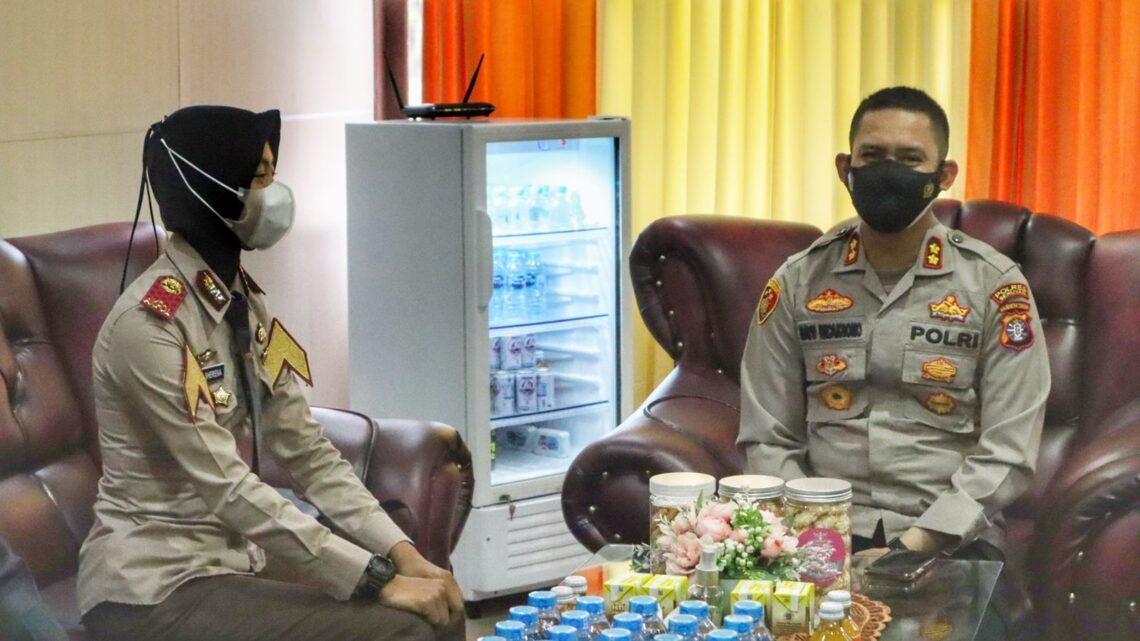 Kapolres Seruyan AKBP bayu Wicaksono menerima kunjungan Taruni Akpol, Rabu (5/1/2022). Foto : Tbn