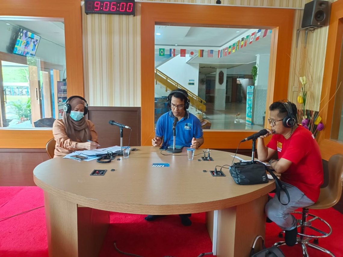 Penata KKB Ahli Muda BKKBN Kalteng, Erik Pranata, S.Psi sebagai narasumber dalam sebuah acara talkshow RRI Kalimantan Tengah. Jum’at (3/2/23). Foto : Ist