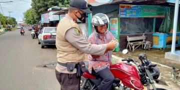 Paurkes Polres Seruyan Bagikan Masker dan Sosialisasikan Protokol Kesehatan