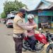 Paurkes Polres Seruyan Bagikan Masker dan Sosialisasikan Protokol Kesehatan