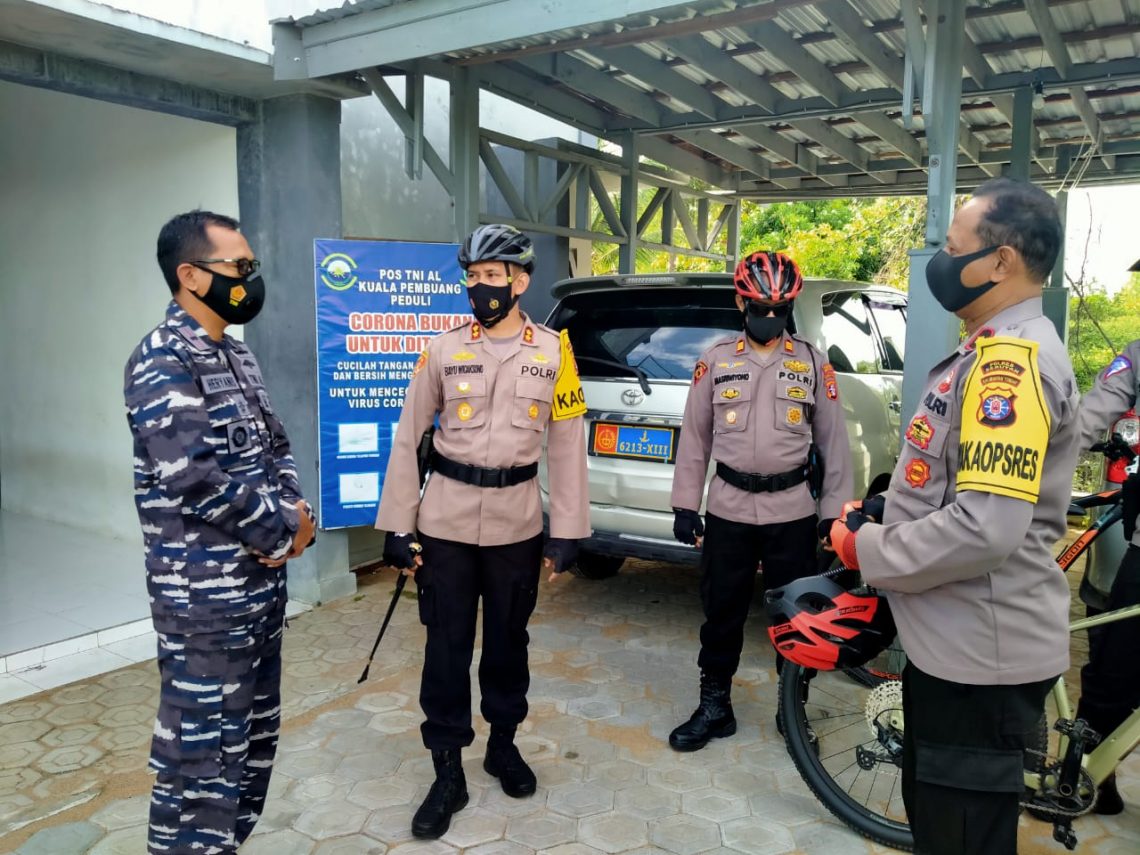 Jalin silaturahmi Kapolres Seruyan AKBP BAyu Wicaksono mengunjungi Pos TNI AL di Kuala Pembuang, Jumat (5/2/2021). Foto : Tbn