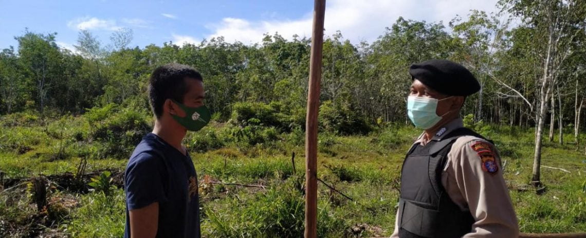Personil Polsek Danau Sembuluh saat mengajak masyarakat mencegah Karhutla melalui media sosialisasi berisikan larangan membakar hutan dan lahan di Kec. Danau Sembuluh, Kab. Seruyan, Jumat (05/02/2021). Foto : Tbn