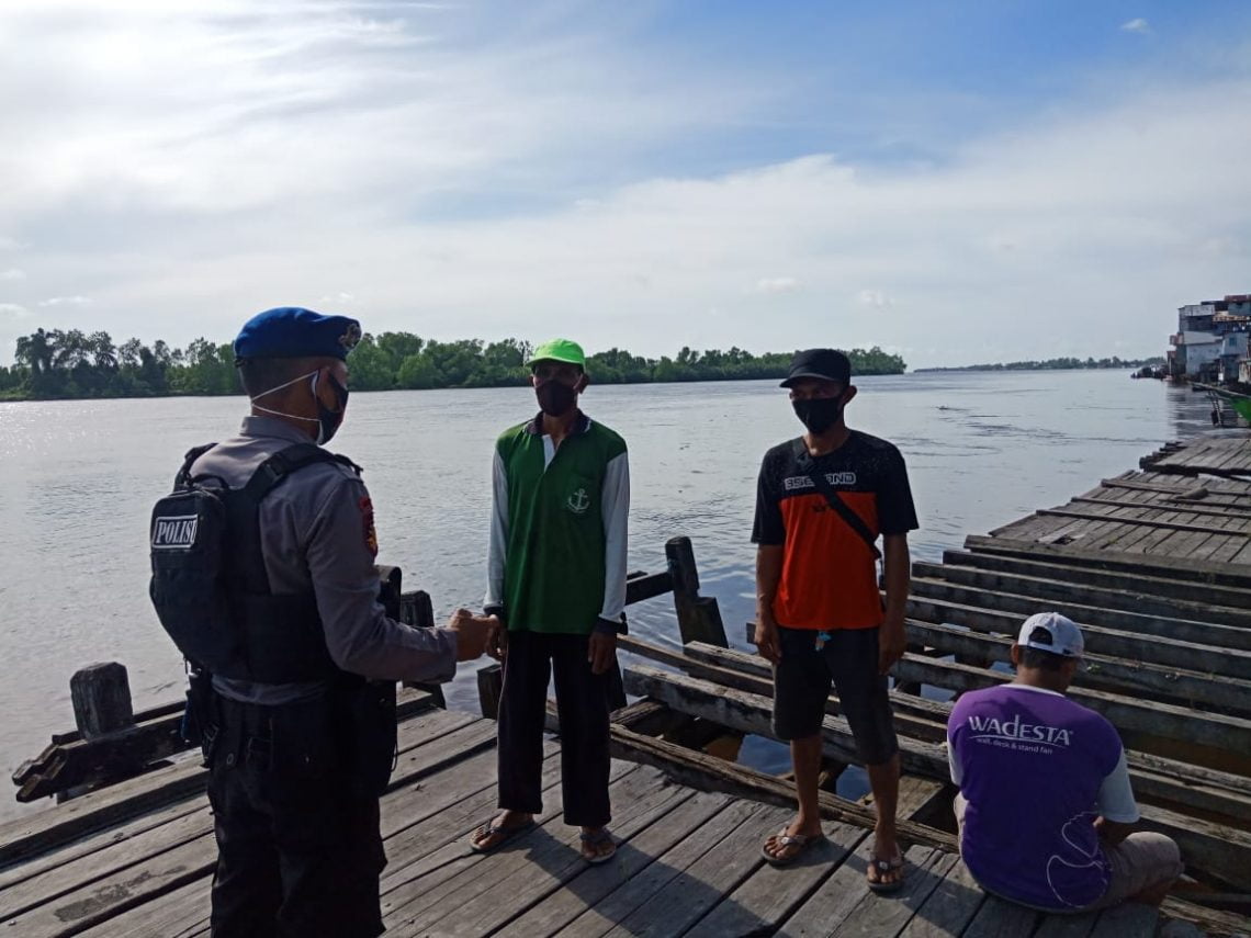 Personil Polairud Polres Seruyan melakukan sosialisasi Prokes, Jumat (5/2/2021). Foto : Tbn