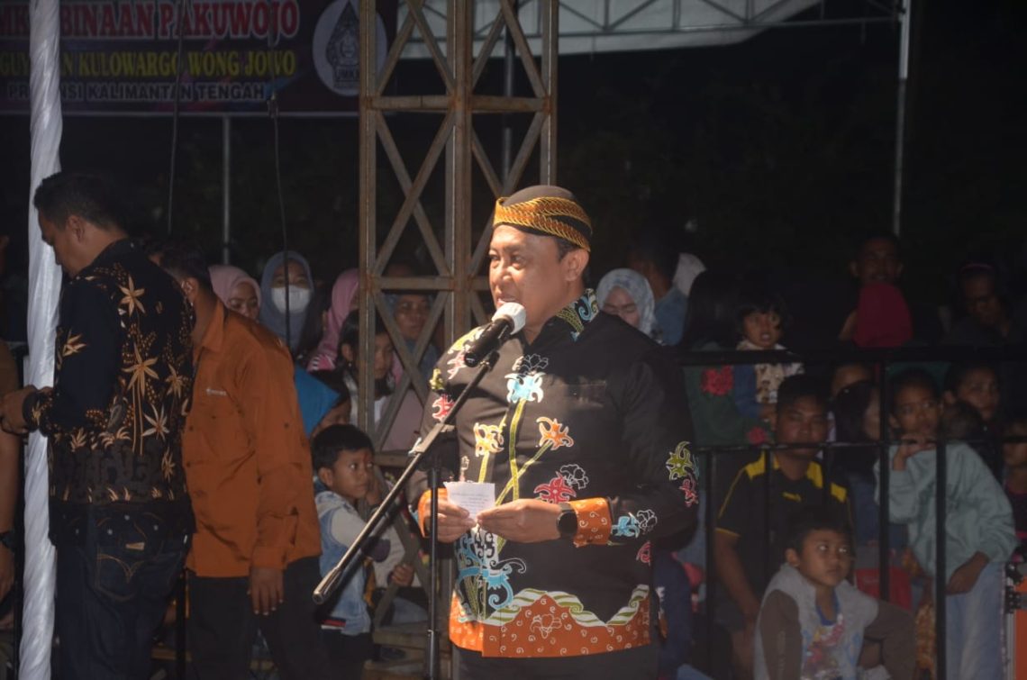 Wakil Gubernur (Wagub) Kalteng, H. Edy Pratowo, membuka kegiatan Pagelaran Seni Budaya Paguyuban Kulowargo Wong Jowo (PAKUWOJO) Prov. Kalteng, yang dilaksanakan di Wisata Agro LAROSA, Jalan Mahir Mahar Lingkar Luar Km.8, Kelurahan Bukit Tunggal, Kecamatan Jekan Raya, Palangka Raya, Sabtu (4/2/2023). Foto : Ist