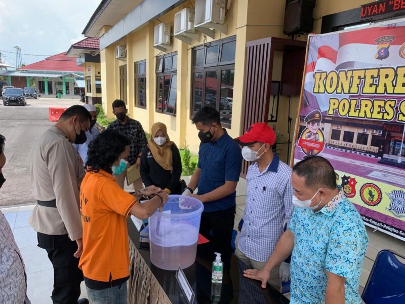 Polres Seruyan menggelar Acara pemusnahan barang bukti yang dilaksanakan di lobby Polres Seruyan Jum'at, (04/03/2022) pukul 10.15 WIB. Foto : Tbn