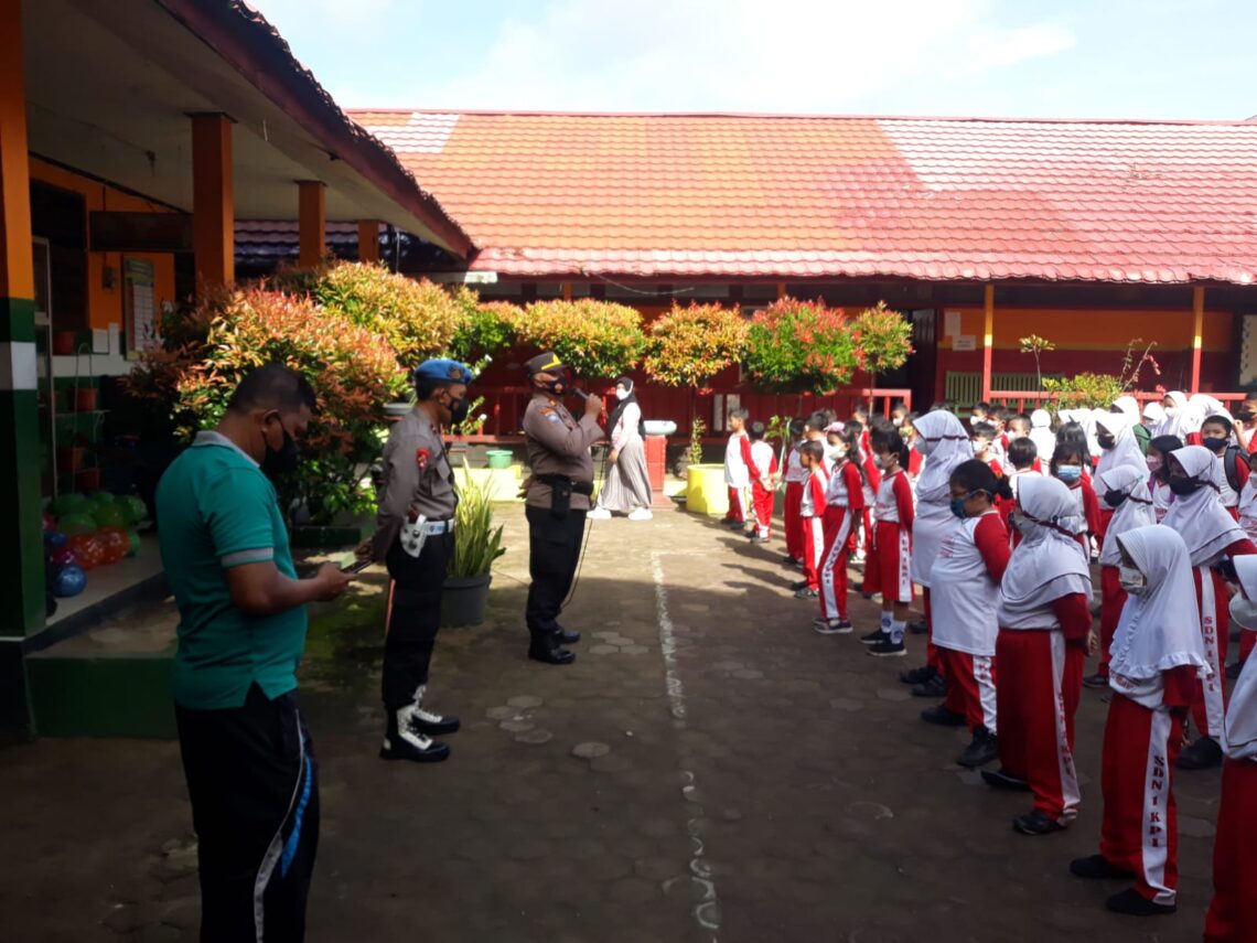 Personil Sat Binmas, melaksanakan sambang sapa pelajar di SDN-1 Kuala Pembuang I Kecamatan Seruyan Hilir, Kabupaten Seruyan, Sabtu (04/03/2022). Foto : Tbn