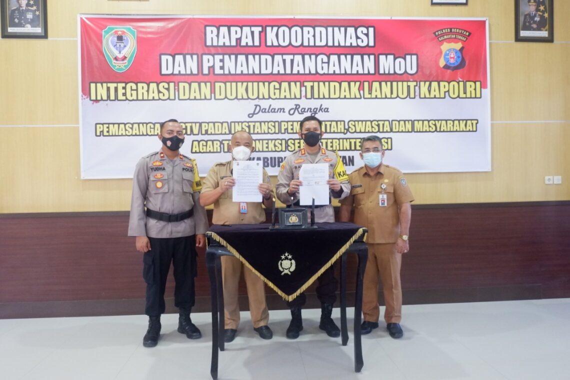 Kapolres Seruyan AKBP Bayu Wicaksono, S.H., S.I.K., M.Si memimpin langsung pelaksanaan rapat koordinasi terciptanya integrasi pemasangan CCTV pada instansi pemerintah, swasta dan masyarakat agar terkoneksi serta terintegrasi sesuai Program Prioritas Kapolri khususnya di Kabupaten Seruyan, Senin (5/4/2021). Foto : Tbn