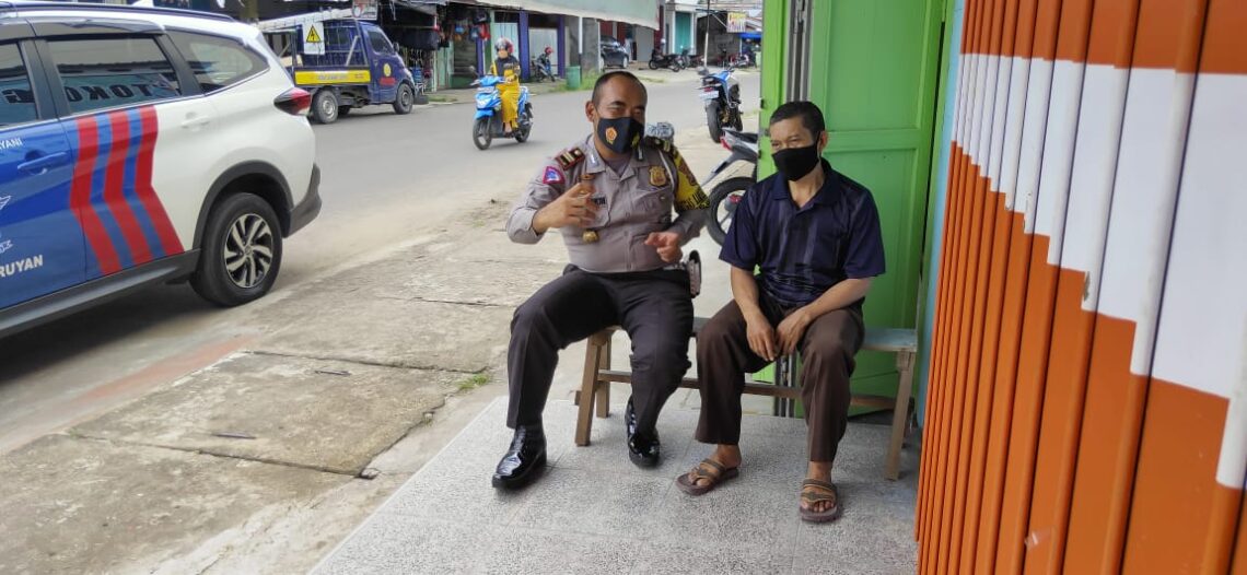 Sat Lantas Polres Seruyan jajaran Polda Kalteng, melaksanakan Patroli Dialogis dan berikan imbauan Kamseltibcar Lantas kepada para Pedagang serta laksanakan imbauan Protkes Covid-19 di sekitaran Kota Kuala Pembuang Kabupaten Seruyan, Provinsi Kalteng, Senin (5/4/2021). Foto : Tbn