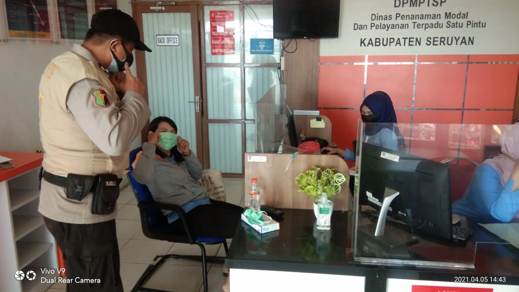 Jajaran Polres Seruyan tidak henti hentinya untuk selalu melaksanakan Sosialisasi Protokol Kesehatan kepada masyarakat, guna menekan angka penularan Covid-19 di daerah perkatoran di Kuala Pembuang Kabupaten Seruyan, Senin (5/4/2021). Foto : Tbn