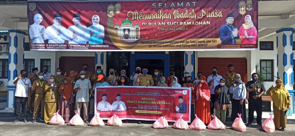Kadislutkan Prov Kalteng, Darliansjah menyerahkan bantuan amal ZIS (Zakat, Infaq, dan Shodaqoh) kepada BAZ (Badan Amil Zakat) Prov. Kalteng, Makrifan Hakim.