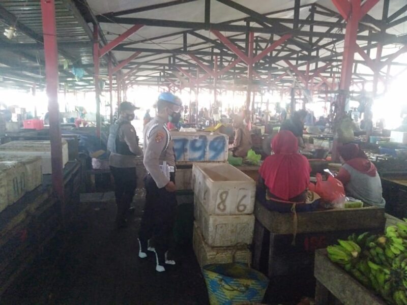 Polres Seruyan Polsek Seruyan Hilir Polda Kalteng terus berupaya untuk memutuskan mata rantai penyebaran Covid 19 di wilayah Kelurahan Kuala Pembuang Kecamatan Seruyan Hilir Kabupaten Seruyan, khususnya di Pasar Saik Kuala Pembuang, Selasa (5/4/2022). Tbn