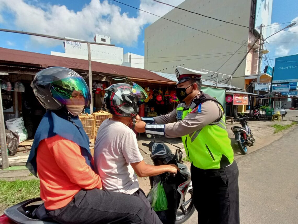 Kasat Lantas Polres Seruyan Iptu Moch. Romadhon, S.H., petugas membagi-bagikan stiker Dilarang Mudik Lebaran 2021, melaksanakan kegiatan Safety Riding and Driving dan membagikan masker di Kuala Pembuang, Rabu (05/05/2021). Foto : Tbn