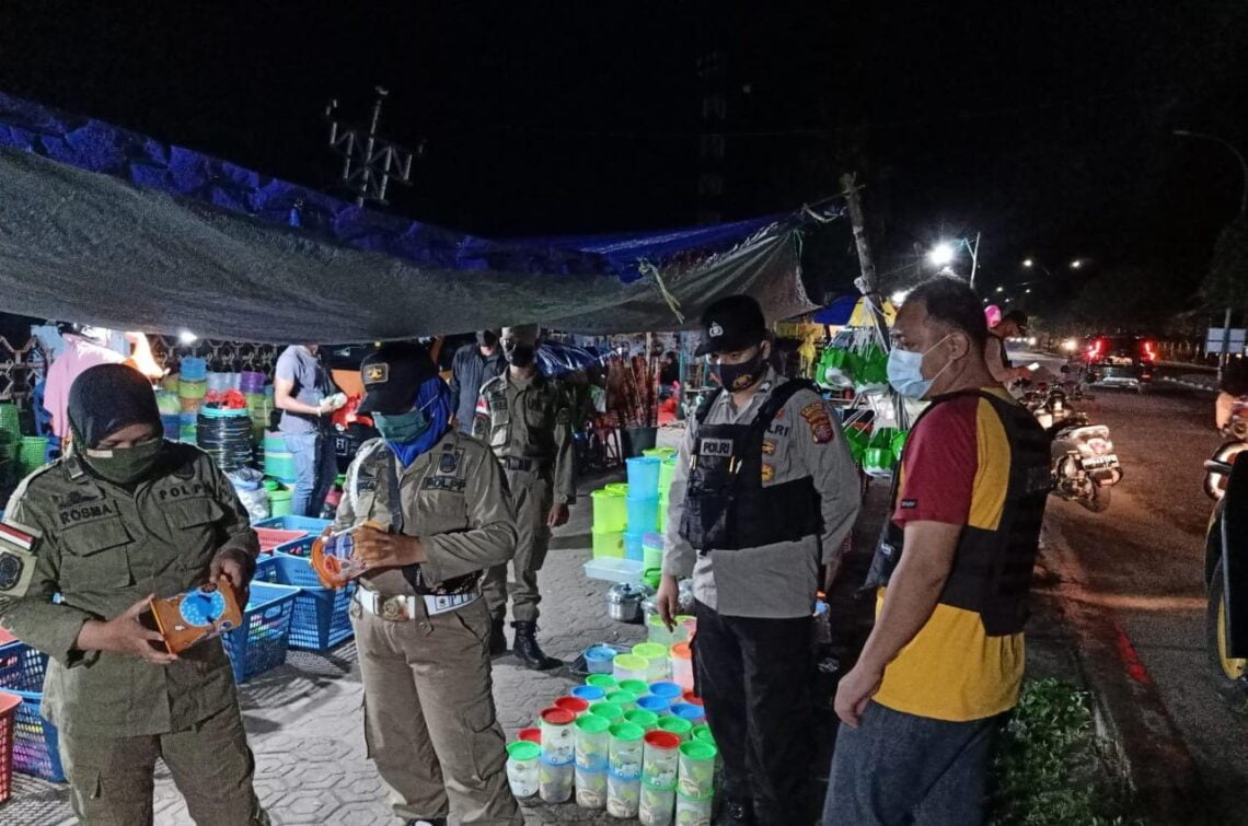 Patroli polisi terus diintensifkan membantu Pemerintah Kabupaten Seruyan memutus mata rantai penularan Covid. Kerumunan warga diminta taati protokol kesehatan, Selasa (04/05/2021) Pukul 21.00 Wib. Foto : Tbn