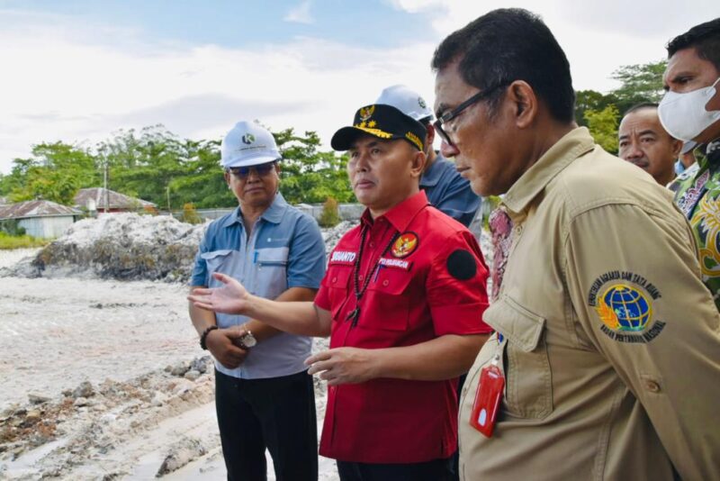 Gubernur Kalteng H. Sugianto Sabran saat melakukan peninjauan Lokasi Pabrik PT. Korindo Ariabima Sari Pangkalan Bun, Jumat (3/5/2022). Foto : Ist