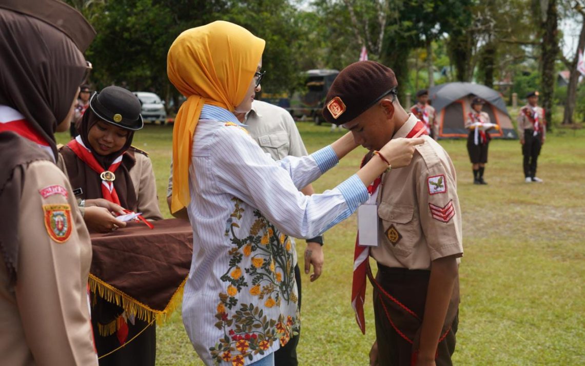 Penyematan Tanda Peserta oleh Ketua Kwarda Gerakan Pramuka Kalteng Ivo Sugianto Sabran