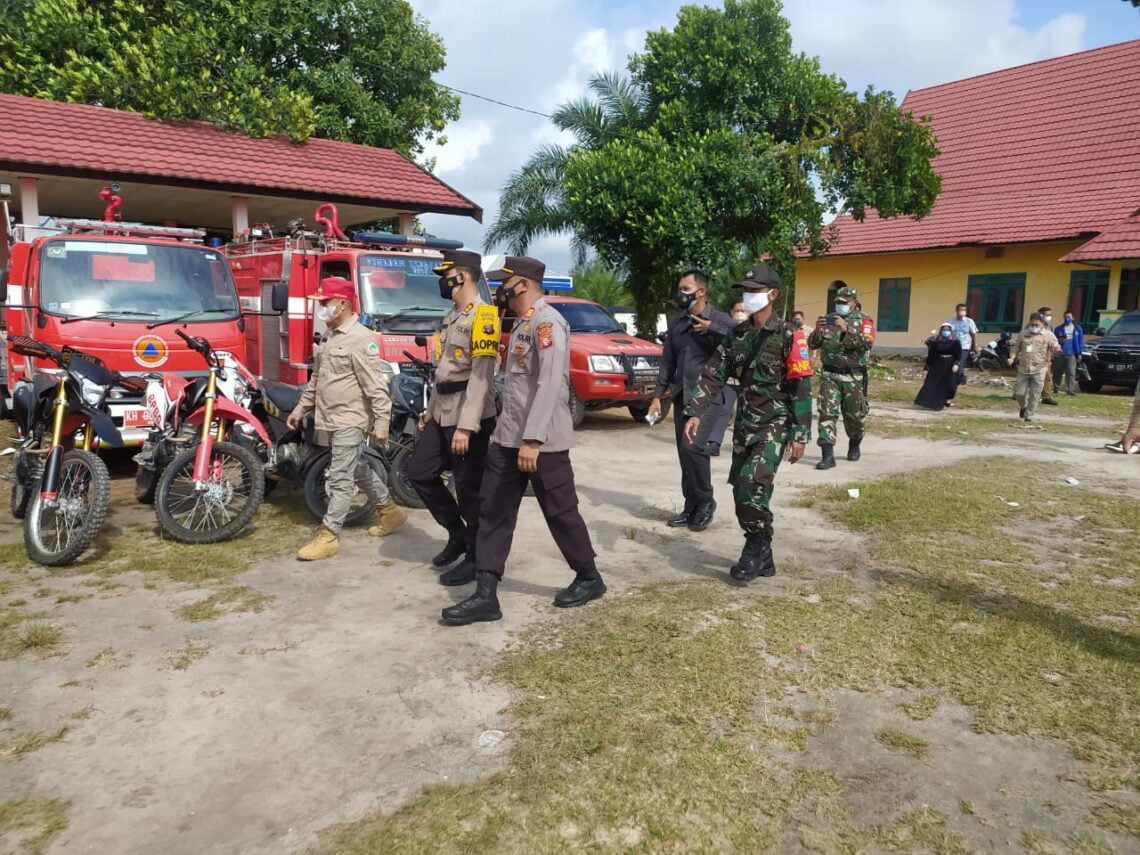 Bupati Seruyan Yulhaidir bersama Kapolres Seruyan AKBP Bayu Wicaksono, S.H., S.I.K., M. Si melaksanakan pengecekan Posko Lapangan Satgas Penanggulangan Bencana di Kecamatan Hanau kabupaten Seruyan Provinsi Kalteng, Sabtu (5/6/2021).  Foto : Tbn