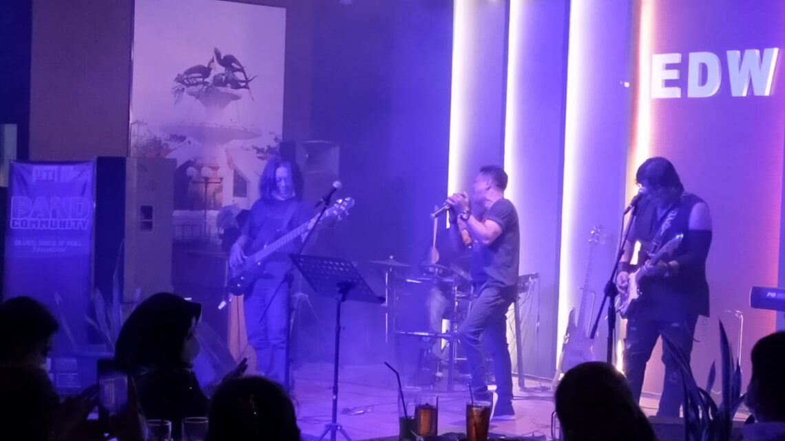 Pada Kamis (3/5/21) malam, di EDW Café Beer House, Palangka Raya, beberapa grup band rock legendaris di Kalimantan Tengah yang telah berkarir sejak era 80 dan 90-an, mementaskan kembali kelihaiannya dalam bermain musik. Foto : im