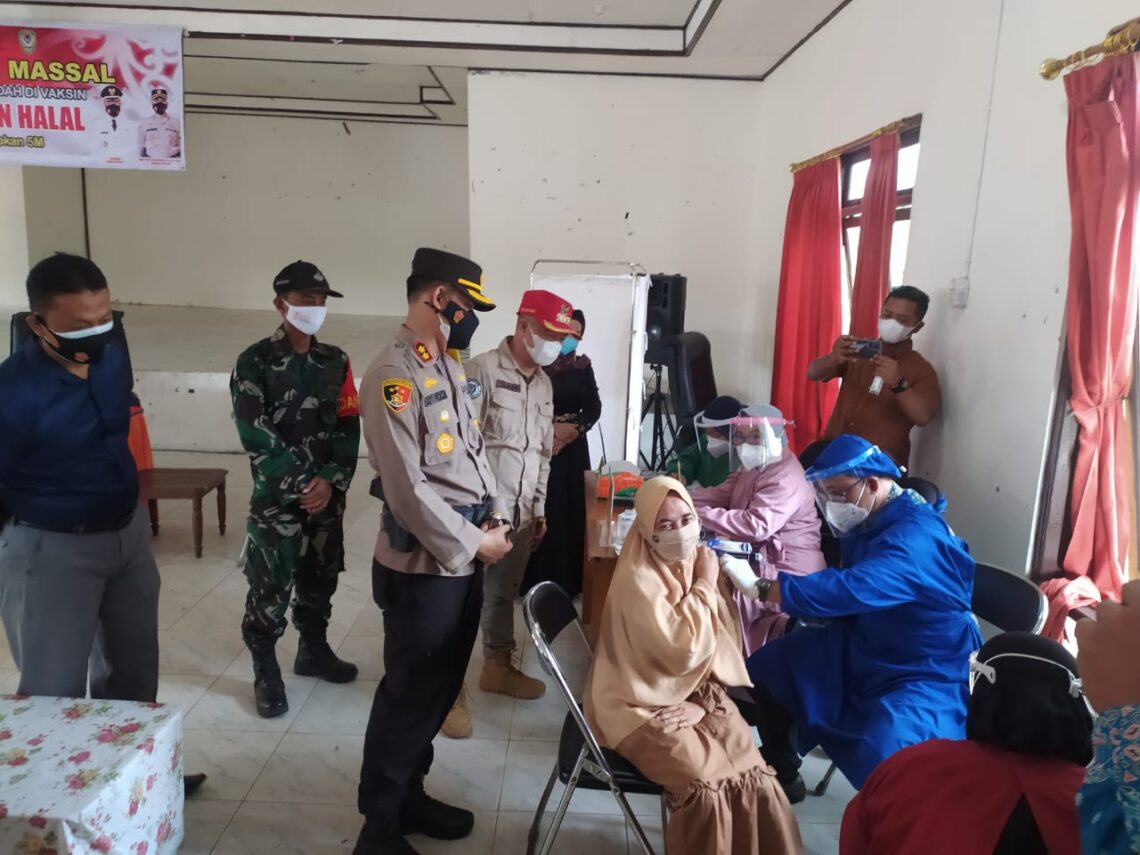 Bupati Seruyan Yulhaidir dan Kapolres Seruyan AKBP Bayu Wicaksono, S.H., S.I.K., M.Si didampingi Muspika Kecamatan Hanau melaksanakan peninjauan langsung pelaksanaan kegiatan vaksinasi massal ini, Sabtu (5/6/2021) pagi. Foto : Tbn