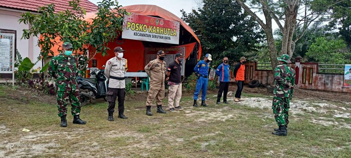 Polsek Danau Sembuluh saat melakukan patroli terhadap lahan-lahan yang rawan terjadi kebakaran. Apalagi sekarang memasuki musim kemarau yang berada di Kantor Kecamatan Seruyan Raya Desa Terawan Kec. Seruyan Raya, Kab. Seruyan, Prov Kalteng, Sabtu (05/06/2021). Foto : Tbn