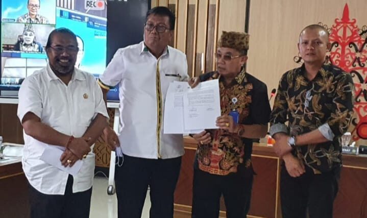 Rektor UPR Dr Andrie Elia selaku Ketua Senat didampingi Sekretaris Senat Agus Mulyawan SH MH menyerahkan hasil rapat senat tentang tindak lanjut Pilrek UPR 2022-2026 kepada Ketua Panitia Prof Dr Joni Bungai didampingi Sekretaris Panitia Prof Dr I Nyoman Sudyana usai rapat senat  di aula PPIIG UPR, Senin (4/7/2022). Foto : Ist