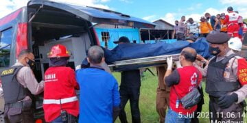 Tim Gabungan Evakuasi Korban Ledakan Tongkang Korindo