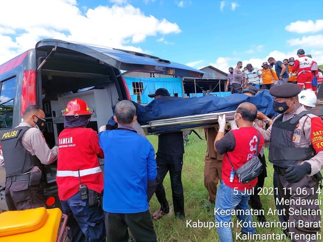 Personil Polres Kobar dan Tim Gabungan saat melakukan evakuasi korban ledakan tongkang di Pangkalan Bun, Senin (5/7/2021) pagi. Foto : TN