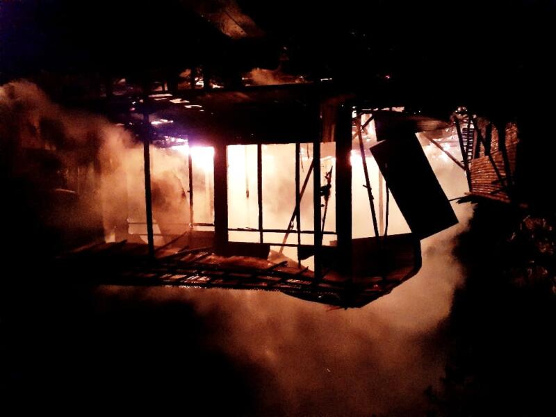 Rumah pasutri miskin di Saka Lagun ludes terbakar, Rabu (4/8/2021). Foto : Lg
