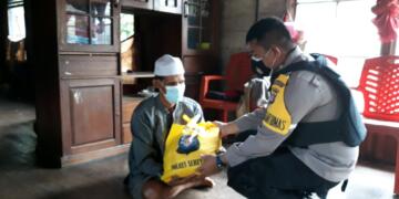 Polsek Hanau Berikan Bansos Ke Masyarakat yang Terdampak Covid-19