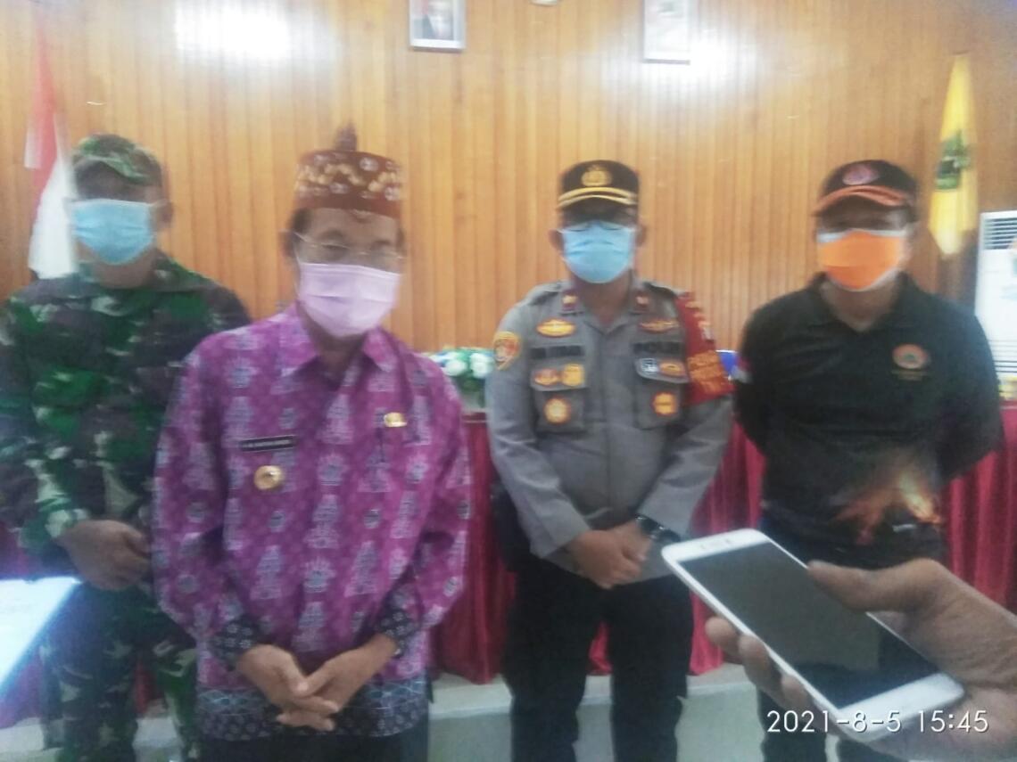 Wakil Bupati Kapuas H. Nafiah Ibnor dan Ketua Harian Satgas Penanganan Covid-19 Kabupaten Kapuas Panahatan Sinaga didampingi personil TNI dan Polri selepas. rapat pemberlakukan PPKM level 4 di Kapuas, Kamis (5/8/2021). Foto : Lg