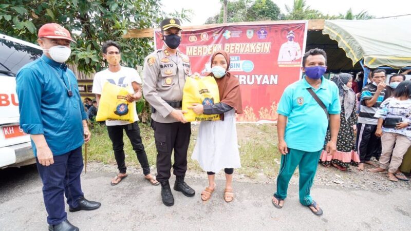 Kapolres Seruyan AKBP Bayu Wicaksono, S.H., S.I.K., M.Si. melaksanakan peninjauan vaksinasi massal di Desa Tanjung Hara Kec. Danau Seluluk Kab. Seruyan, Sabtu (04/09/2021). Foto : Tbn
