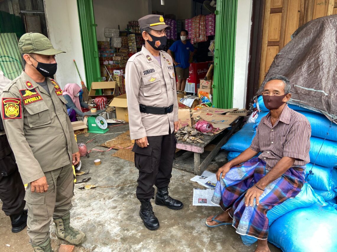 Anggota Polres Seruyan Beserta Anggota Sat Pol PP Kabupaten Seruyan di Kota Kuala Pembuang yang menyasar di Sepanjang Jalan Raya Kota Kuala Pembuang, Minggu (05/09/2021). Foto : Tbn