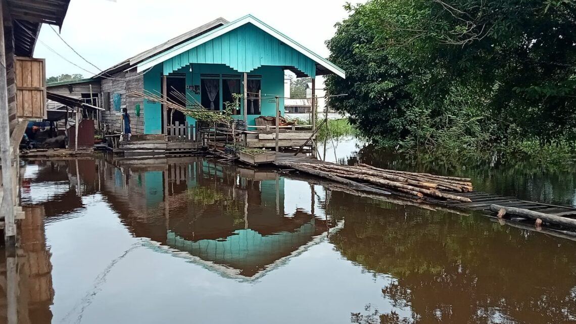 Curah Hujan tinggi menyebabkan beberapa rumah di Kecamatan Danau Sembuluh, Kabupaten Seruyan terendam banjir, Minggu (5/9/2021). Foto : Tbn