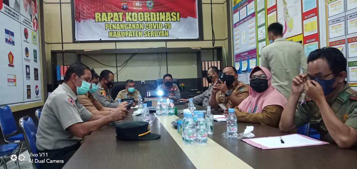 Kapolres Seruyan AKBP Bayu Wicaksono, S.H., S.I.K., M.Si. melalui Kasat Intelkam Polres Seruyan IPTU Moh. Rochim, S.Sos melakukan Rapat Koordinasi penanganan Covid-19 dengan Satgas Covid-19 Kab. Seruyan, bertempat di Aula Data Polres Seruyan. Selasa (05/10/2021). Foto : Tbn