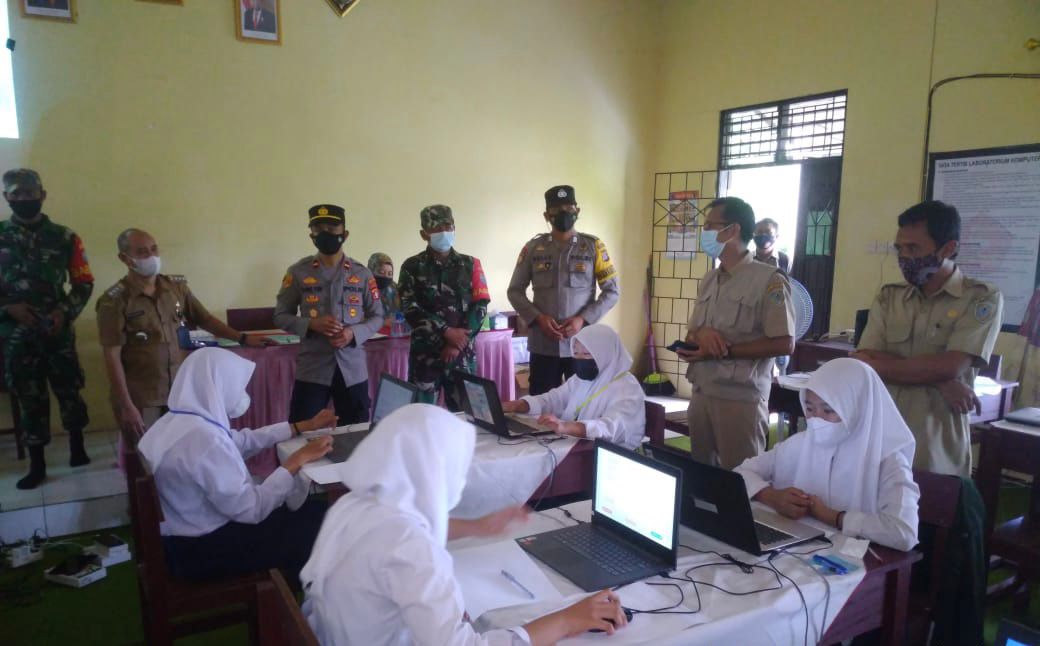 Polsek Danau Sembuluh, dalam menyukseskan SerMasSek Binjar (Seruyan Masuk Sekolah dan Bina Pelajar) melaksanakan kunjungan serta melakukan sosialisasi ke beberapa sekolah yang melaksanakan PTM (Pembelajaran Tatap Muka) yang berada di SMA Negeri 2 Danau Sembuluh Desa Telaga Pulang Kecamatan Danau Sembuluh Kabupaten Seruyan Prov. Kalteng, Selasa (05/10/2021). Foto : Tbn
